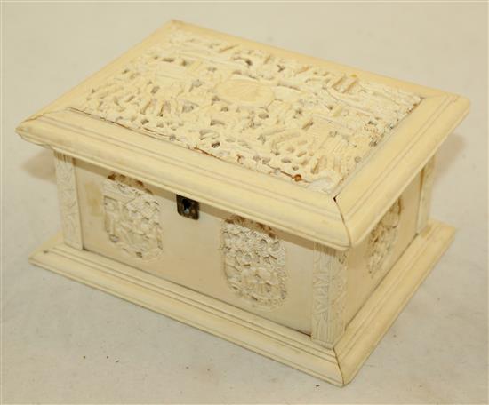 A Chinese export ivory casket, 19th century, 15cm, slight repairs
